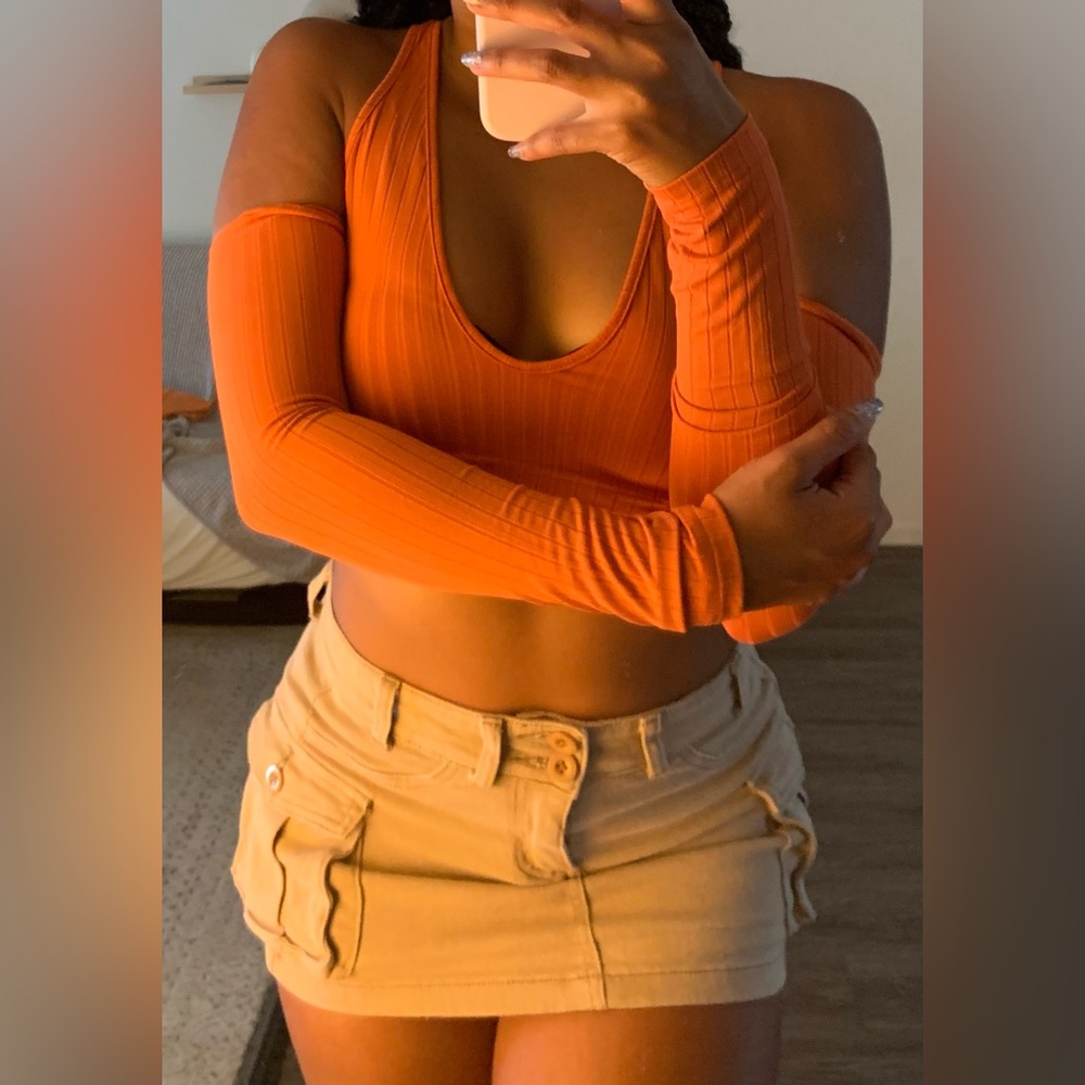 Off the shoulder long sleeved fitted crop top